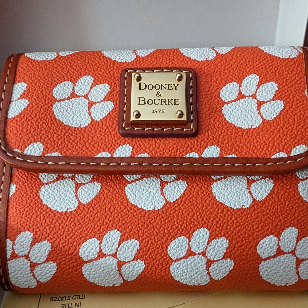 New With Tags And Box Ladies Dooney & Bourke Clemson Wallet - Picture 1 of 9